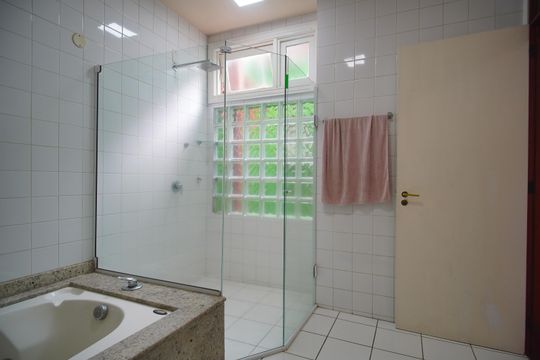 Banheiro da Suíte de casa para alugar com 3 quartos, 490m² em Vila Nova, Novo Hamburgo