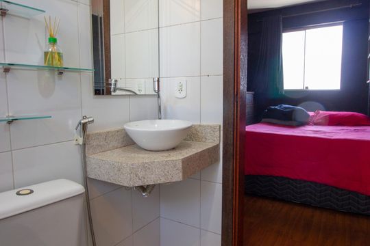 Banheiro de apartamento para alugar com 1 quarto, 45m² em Qnd Condomínio, Brasília