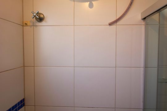 Banheiro de apartamento para alugar com 1 quarto, 45m² em Qnd Condomínio, Brasília