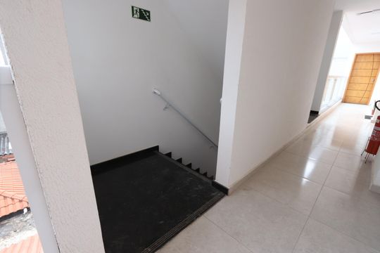 Escada de apartamento para alugar com 1 quarto, 28m² em Vila Darli, São Paulo