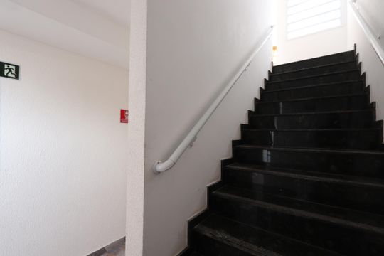 Escada de apartamento para alugar com 1 quarto, 28m² em Vila Darli, São Paulo
