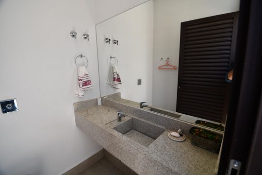 Banheiro de serviço de casa de condomínio à venda com 3 quartos, 380m² em Fazenda Santa Cândida, Campinas