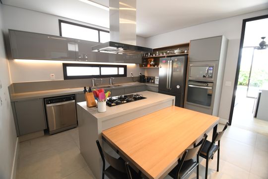 Cozinha de casa de condomínio à venda com 3 quartos, 380m² em Fazenda Santa Cândida, Campinas