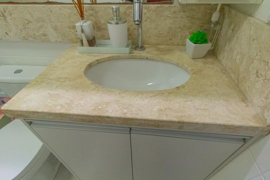 Banheiro de apartamento à venda com 2 quartos, 64m² em Centro, Canoas
