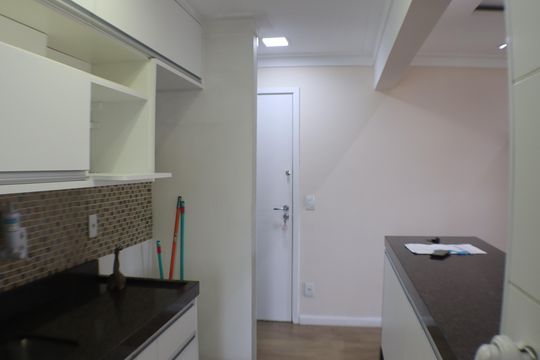 Cozinha de apartamento à venda com 3 quartos, 87m² em Jardim Tupanci, Barueri