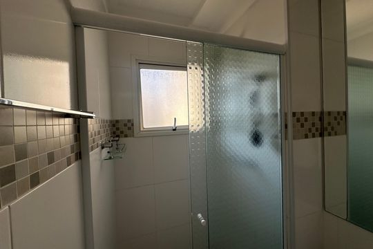 Banheiro da Suíte de apartamento à venda com 3 quartos, 87m² em Jardim Tupanci, Barueri