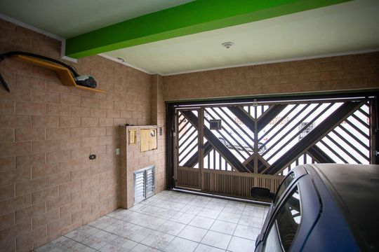 Garagem de casa à venda com 3 quartos, 175m² em Vila Nogueira, Diadema