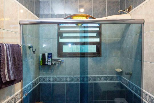 Banheiro Social 2 de casa à venda com 3 quartos, 175m² em Vila Nogueira, Diadema