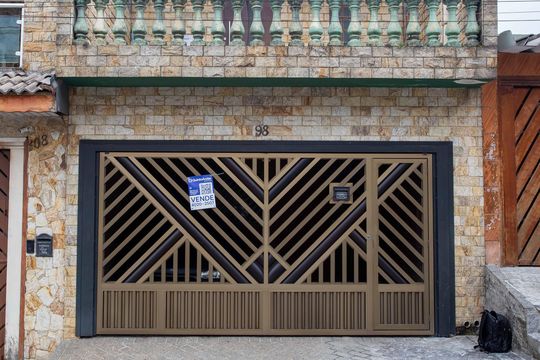 Fachada de casa à venda com 3 quartos, 175m² em Vila Nogueira, Diadema