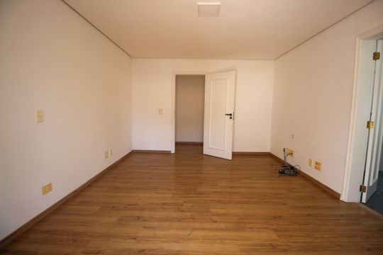 Suíte 4 de casa à venda com 5 quartos, 1200m² em Jardim Leonor, São Paulo