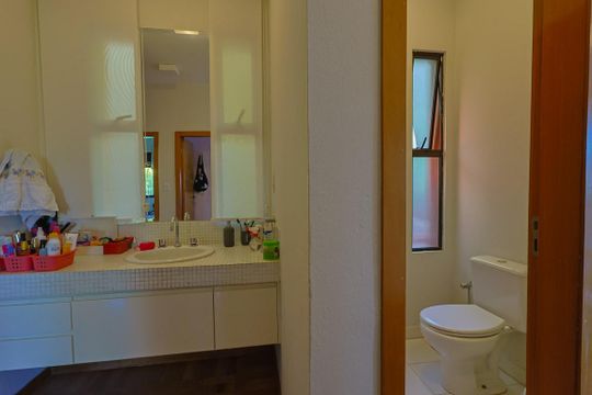 Banheiro de casa de condomínio à venda com 3 quartos, 350m² em Vila Alpina, Nova Lima