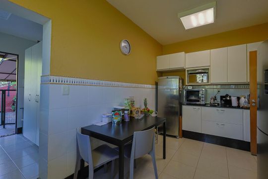Cozinha de casa de condomínio à venda com 3 quartos, 350m² em Vila Alpina, Nova Lima