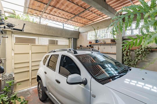 Garagem de casa à venda com 2 quartos, 110m² em Vila Gumercindo, São Paulo