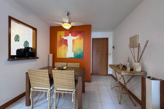 Sala de apartamento para alugar com 2 quartos, 70m² em Barra da Tijuca, Rio de Janeiro