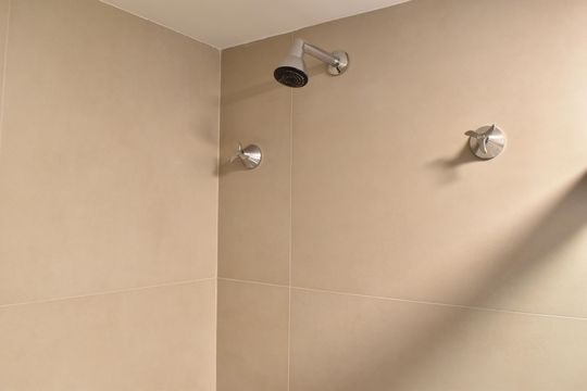 Banheiro Social de kitnet/studio para alugar com 1 quarto, 28m² em Centro, Curitiba