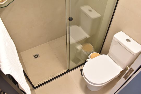 Banheiro Social de kitnet/studio para alugar com 1 quarto, 28m² em Centro, Curitiba