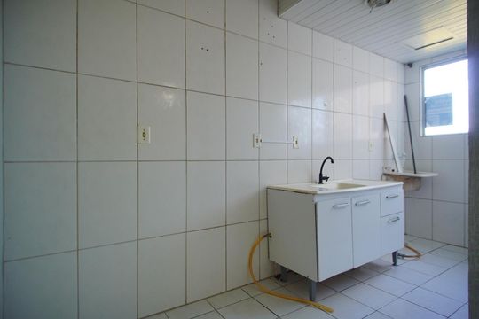 Cozinha de apartamento à venda com 2 quartos, 49m² em Rubem Berta, Porto Alegre