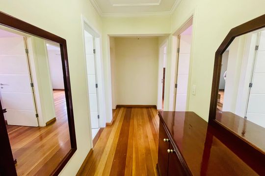 Corredor interno de apartamento para alugar com 3 quartos, 144m² em Vila Galvão, Guarulhos