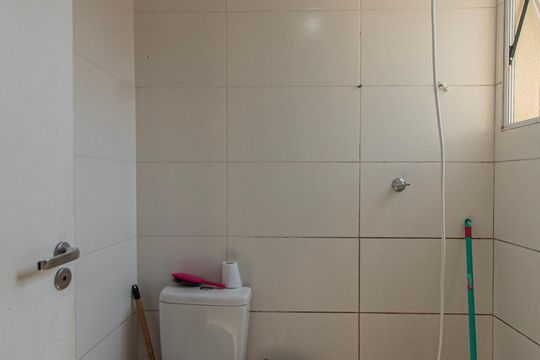 Banheiro de casa de condomínio para alugar com 2 quartos, 150m² em Jardim Simus, Sorocaba