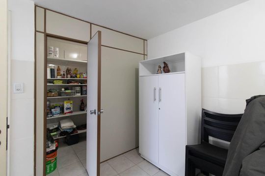 Despensa de casa à venda com 2 quartos, 400m² em Santana, Porto Alegre