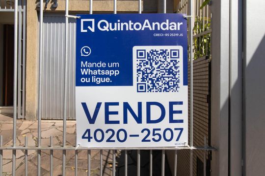 Fachada de casa à venda com 2 quartos, 400m² em Santana, Porto Alegre