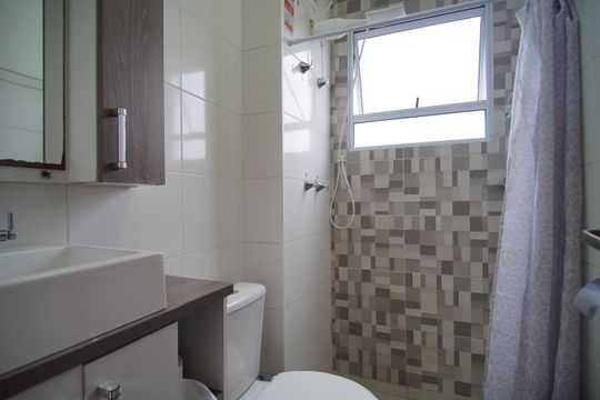 Banheiro de apartamento à venda com 2 quartos, 48m² em Santos Dumont, São Leopoldo