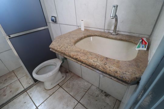 Banheiro Social de casa para alugar com 2 quartos, 76m² em Presidente Roosevelt, Uberlândia