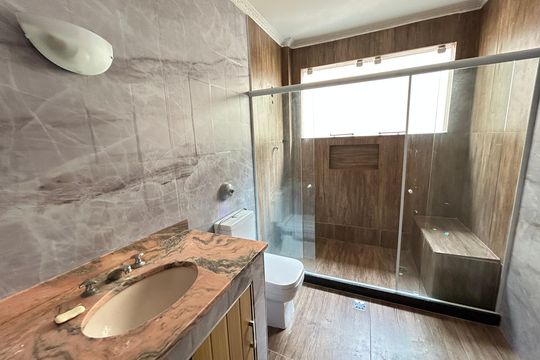 Banheiro de casa para alugar com 2 quartos, 120m² em Osvaldo Cruz, Rio de Janeiro