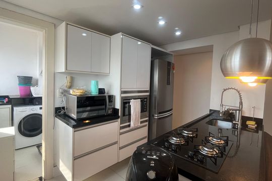 Cozinha de apartamento à venda com 1 quarto, 57m² em Taquaral, Campinas