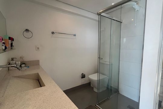 Banheiro da Suíte de apartamento à venda com 1 quarto, 57m² em Taquaral, Campinas
