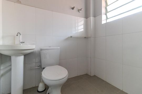 Banheiro de casa de condomínio para alugar com 1 quarto, 60m² em Higienópolis, São Paulo