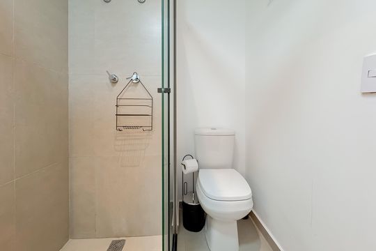 Banheiro de kitnet/studio para alugar com 1 quarto, 22m² em Paraíso, São Paulo