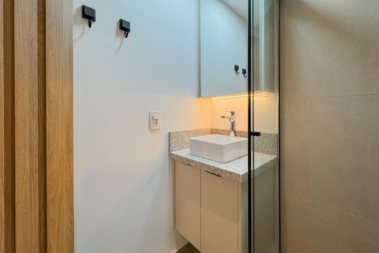 Banheiro de kitnet/studio para alugar com 1 quarto, 22m² em Paraíso, São Paulo