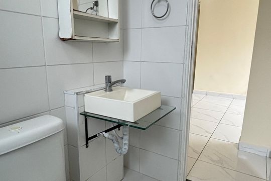 Banheiro de apartamento à venda com 2 quartos, 50m² em Vila Homero Thon, Santo André