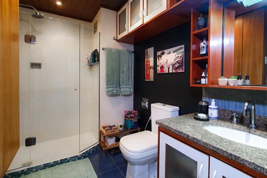 Banheiro de apartamento à venda com 1 quarto, 62m² em Barra da Tijuca, Rio de Janeiro