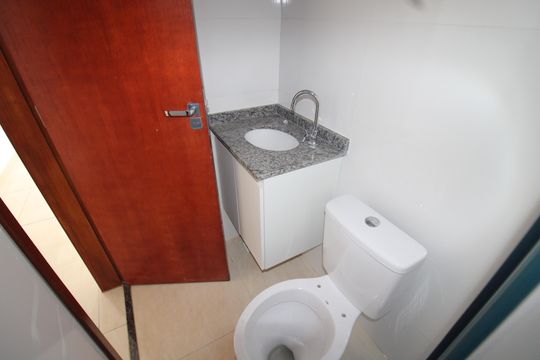Banheiro de apartamento para alugar com 1 quarto, 27m² em Vila Nivi, São Paulo