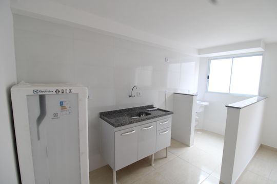 Sala/Cozinha  de apartamento para alugar com 1 quarto, 27m² em Vila Nivi, São Paulo