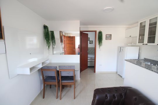Sala / Cozinha de apartamento para alugar com 1 quarto, 27m² em Vila Nivi, São Paulo