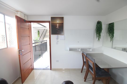Sala / Cozinha de apartamento para alugar com 1 quarto, 27m² em Vila Nivi, São Paulo