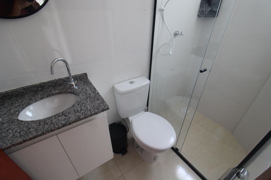 Banheiro de apartamento para alugar com 1 quarto, 27m² em Vila Nivi, São Paulo