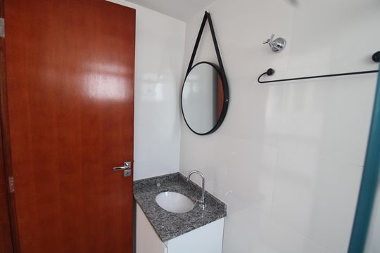 Banheiro de apartamento para alugar com 1 quarto, 27m² em Vila Nivi, São Paulo