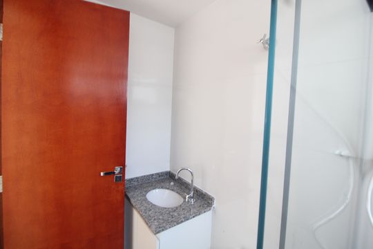Banheiro de apartamento para alugar com 1 quarto, 27m² em Vila Nivi, São Paulo