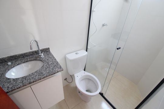 Banheiro de apartamento para alugar com 1 quarto, 27m² em Vila Nivi, São Paulo