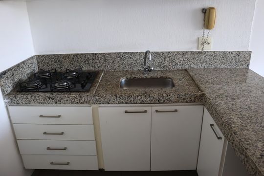 Cozinha de apartamento para alugar com 1 quarto, 36m² em Coração Eucarístico, Belo Horizonte