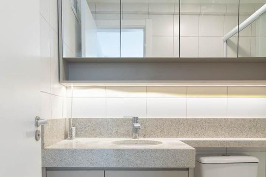 Banheiro do Quarto 2 de apartamento à venda com 2 quartos, 55m² em Santo Antônio, Porto Alegre