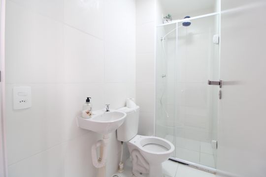 Banheiro de apartamento à venda com 2 quartos, 34m² em Veleiros, São Paulo