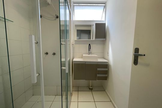 Banheiro de apartamento à venda com 2 quartos, 44m² em Parque Ipe, São Paulo