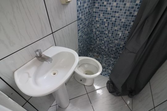 Banheiro  de casa para alugar com 2 quartos, 47m² em Bussocaba, Osasco