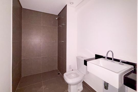 Banheiro de kitnet/studio à venda com 1 quarto, 20m² em Cerqueira César, São Paulo
