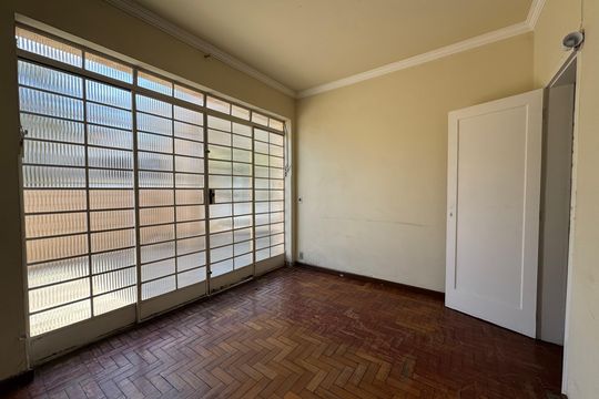 Casa à venda com 3 quartos, 600m² em Carlos Prates, Belo Horizonte